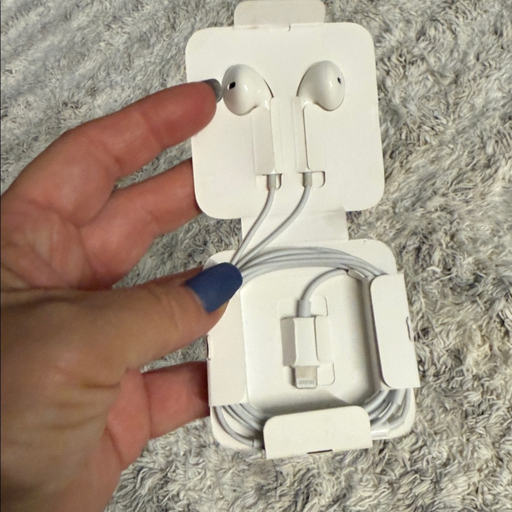 Apple EarPods Lightning Connector NEW Authentic for iPhone iPad iPod NEW